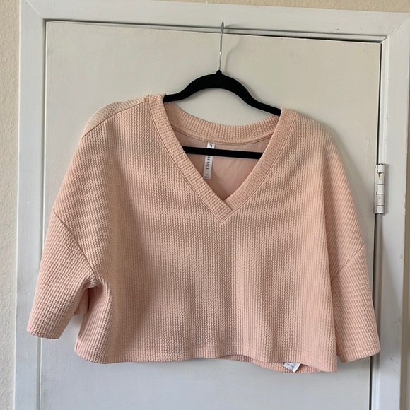 Fabletics peach color, short sleeve, V-neck, crop top. Size Medium - Picture 1 of 3